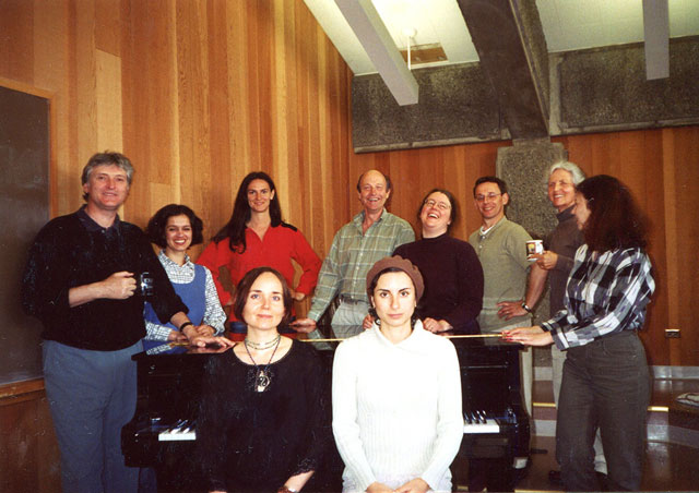 Weiterbildung bei Giora Pinkas, zeigt Alexandra Mazek mit einer Gruppe von 9 anderen Menschen, teils stehend, teils sitzen, alle nach vorne gewandt.