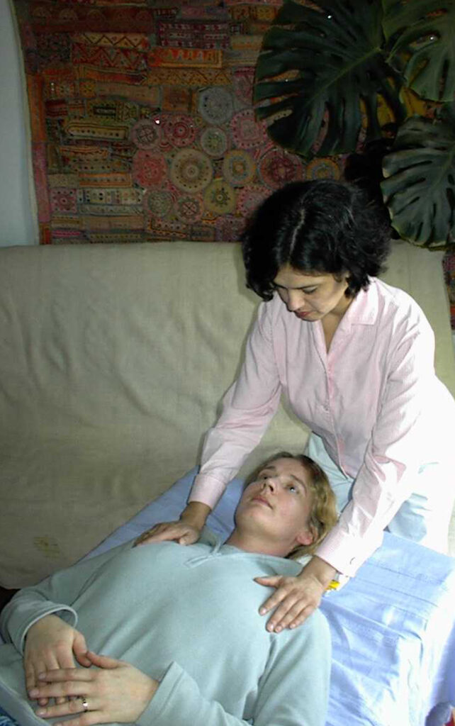Alexandra Mazek arbeitet mit einer Frau auf einem Massagetisch